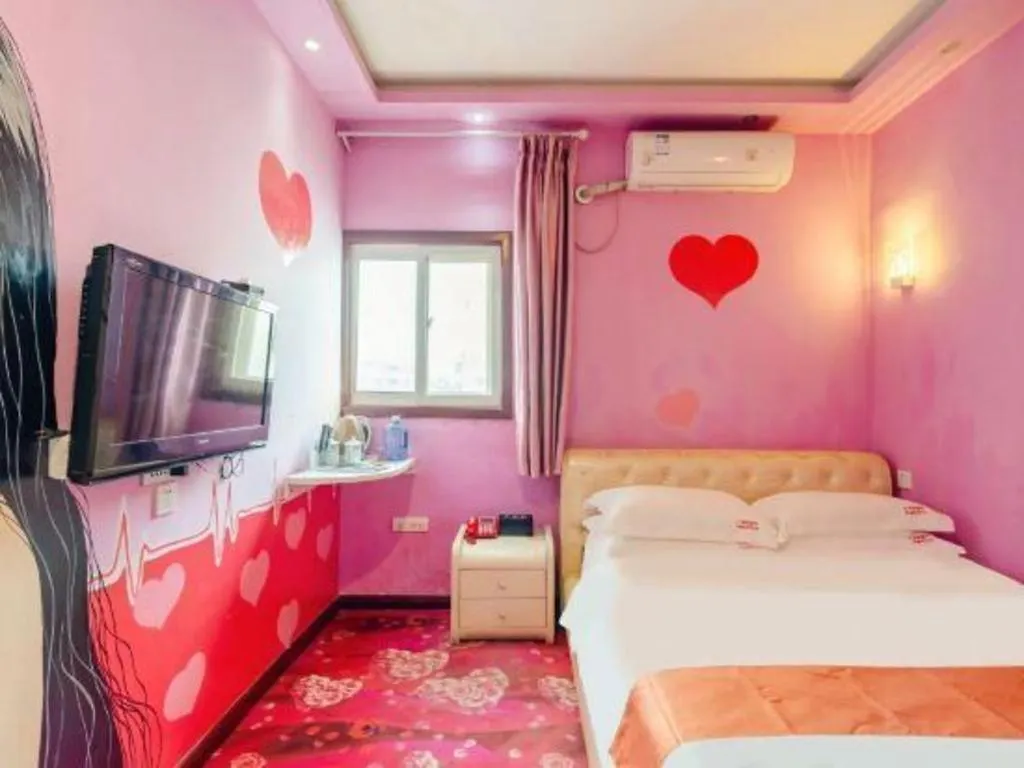 Shell Xinxiang Weibin District Railway Station Department Store Hotel 2*,  China