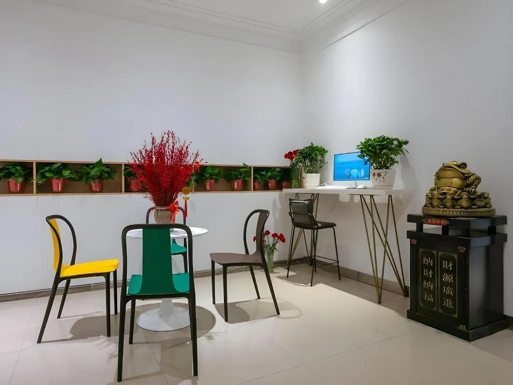 Shell Xinxiang Weibin District Railway Station Department Store Hotel 2*,